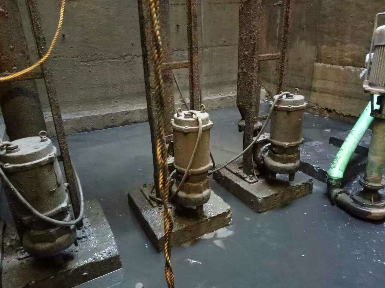 托喀依乡污水池清理