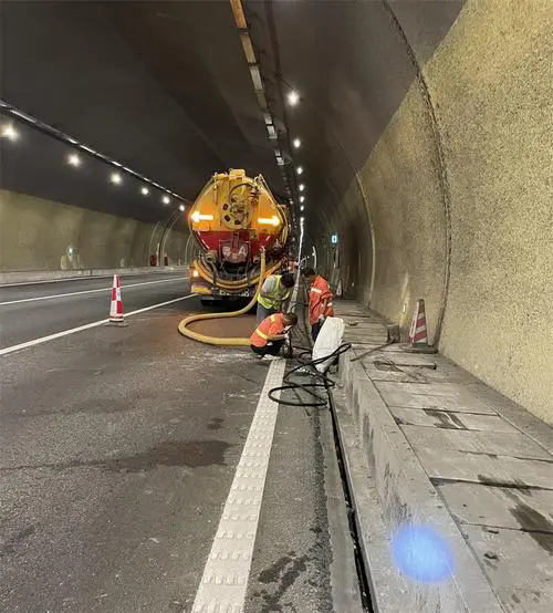 托喀依乡隧道排水渠清淤